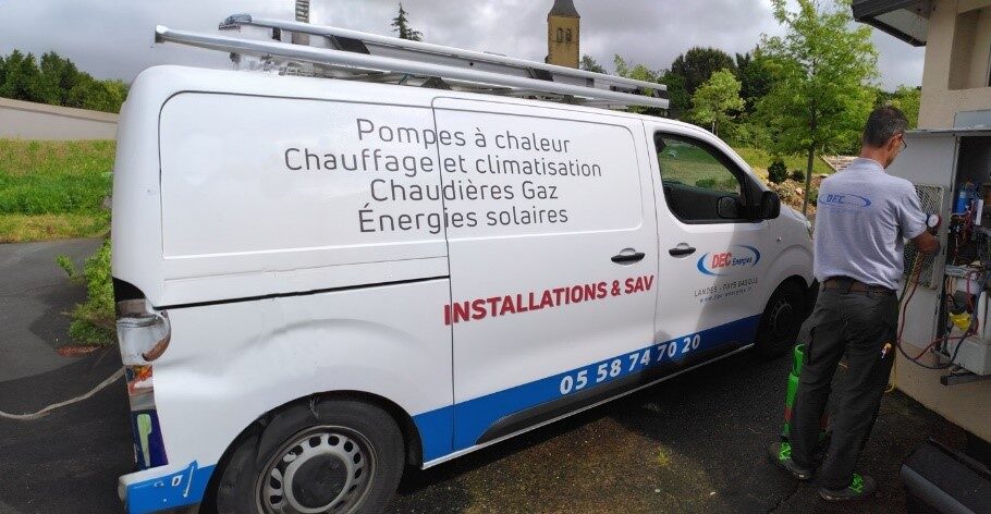 Camion d’installation de centrales photovoltaïques dans les Landes et le Pays Basque.